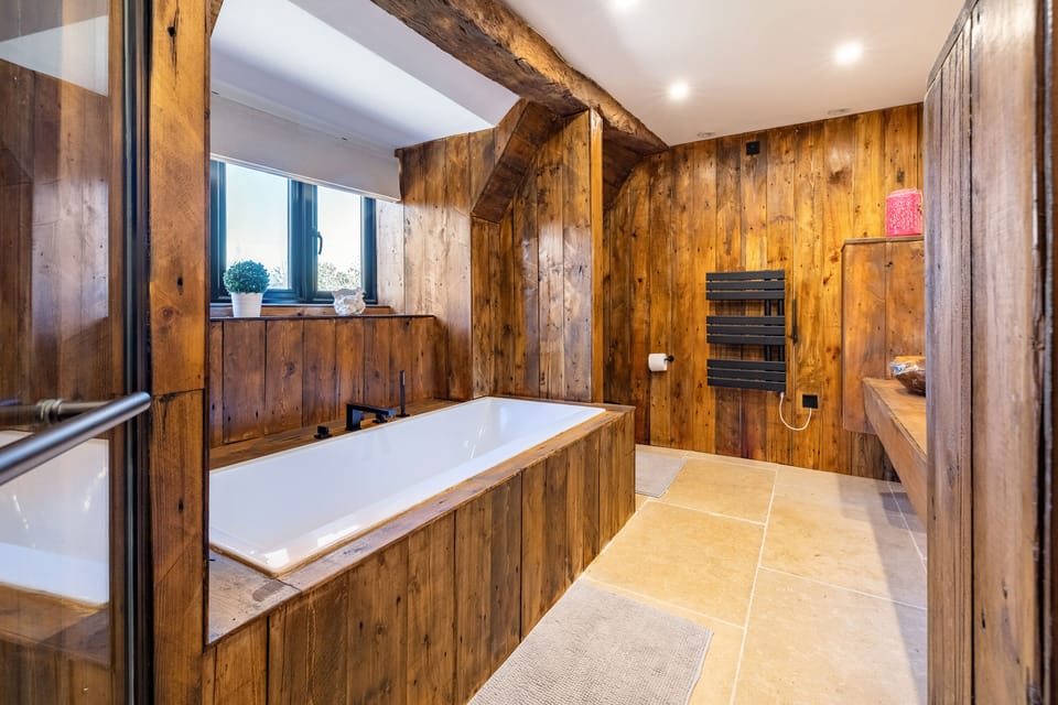 Master bedroom en-suite bathroom