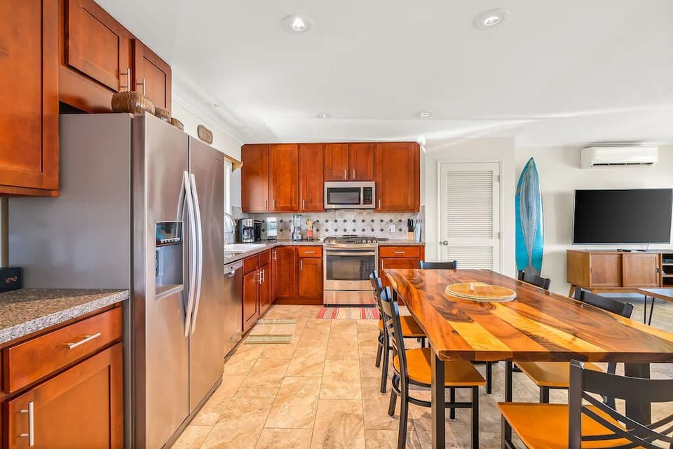 Another view of the kitchen. Modern appliances for your gourmet chef to use. 