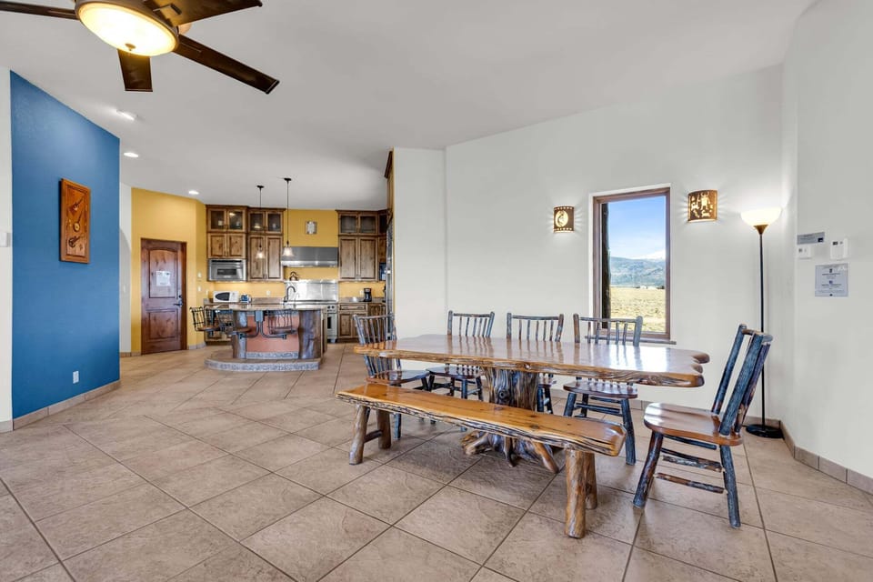 Dining Area
•Seating for 8