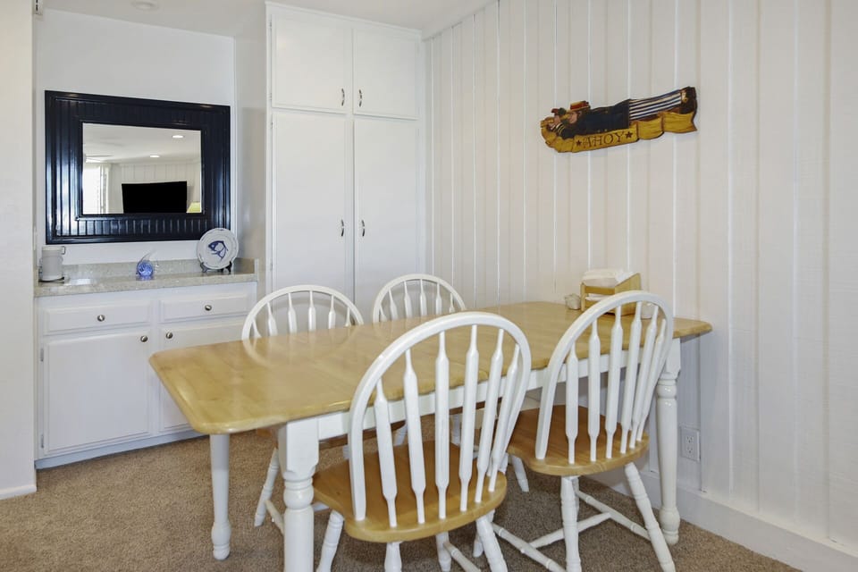 Dining area with seating for 4
