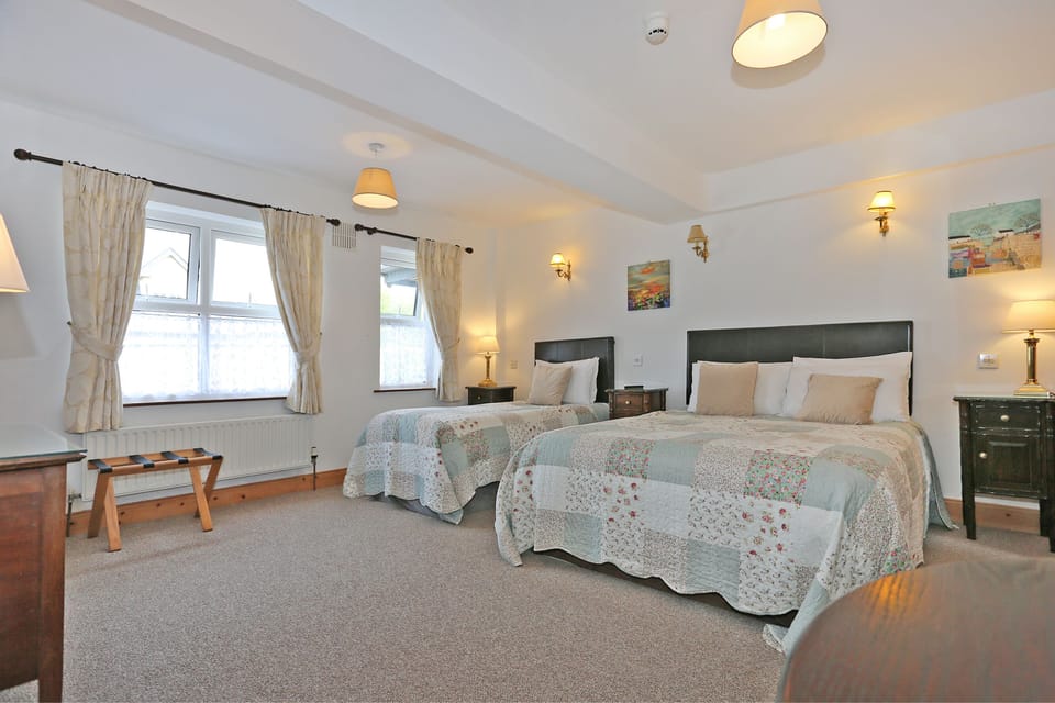 Comfort Triple Room | Laptop workspace, soundproofing, free WiFi, bed sheets