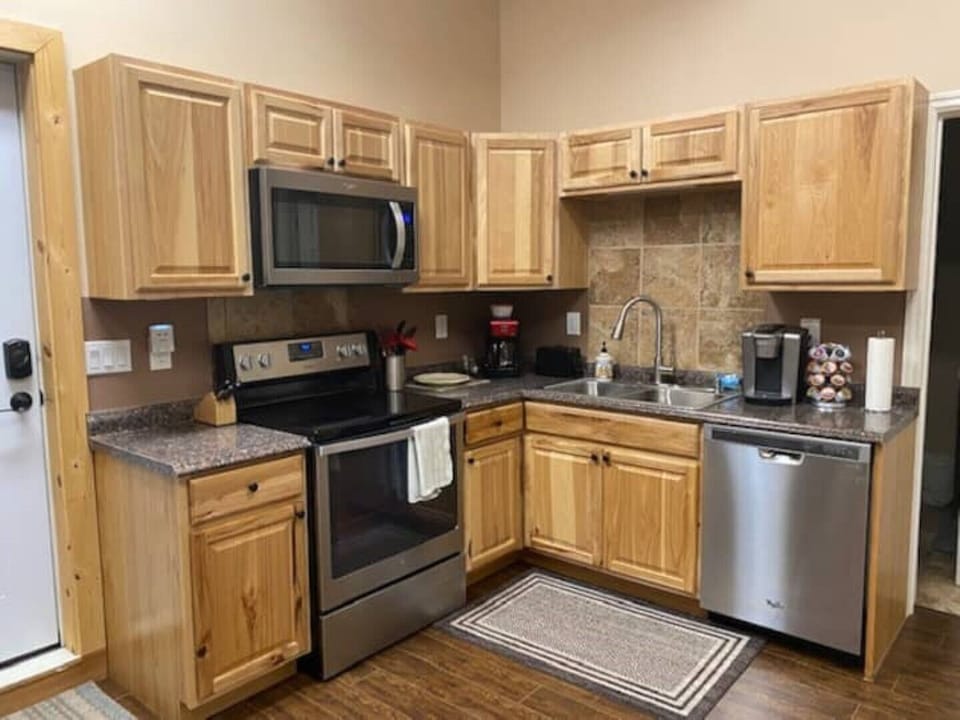 Full kitchen, stocked well; basic pantry items & assorted cooking appliances.