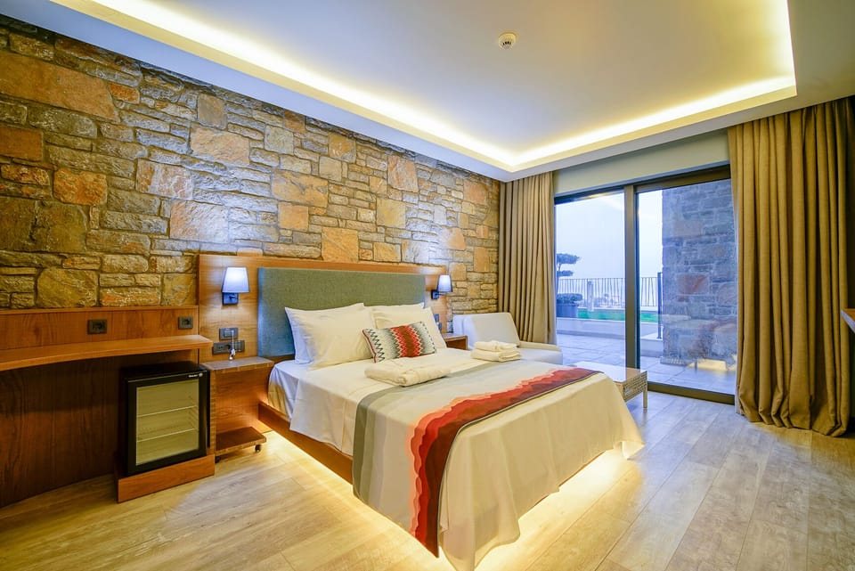 Superior Room, 1 King Bed, Accessible, Partial Sea View | Premium bedding, down comforters, minibar, in-room safe