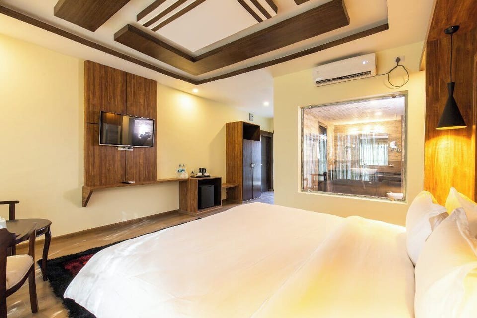 Luxurious Deluxe | WiFi (free), bed sheets