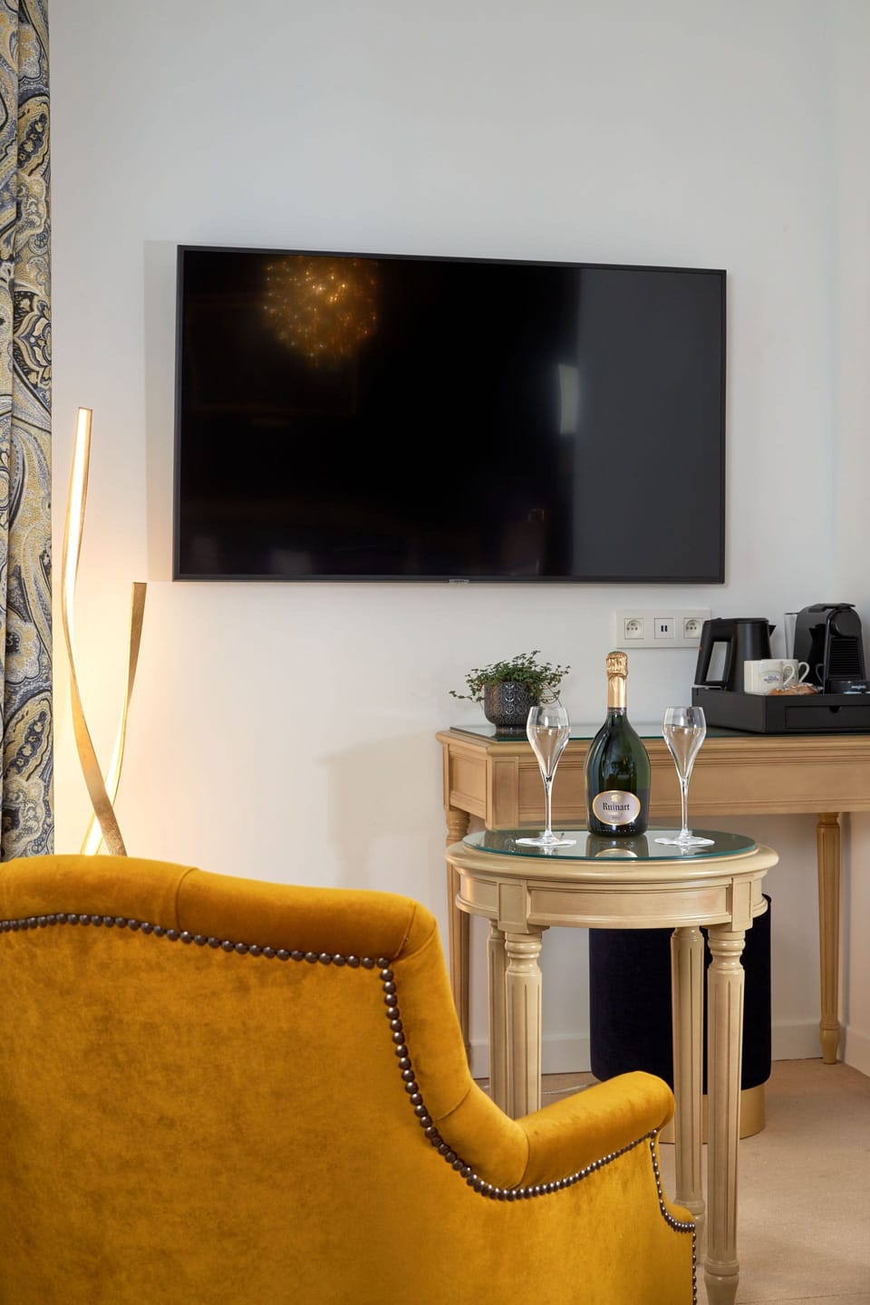 Chambre Deluxe Terrasse | Premium bedding, minibar, in-room safe, individually furnished