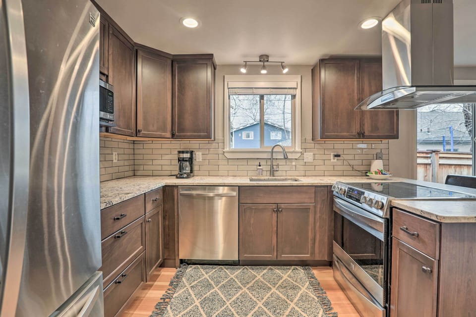 Kitchen | Dishware/Flatware, Spices & Snacks | Dish Soap & Hand Soap Provided