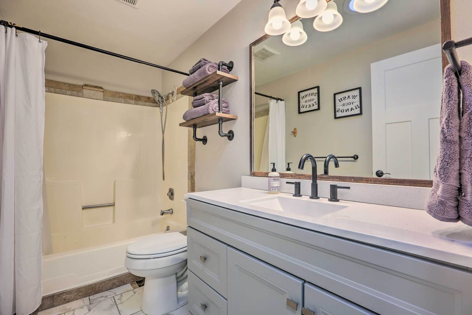 Bathroom | Shampoo, Conditioner, Body Wash, Bar Soap & Hand Soap Provided