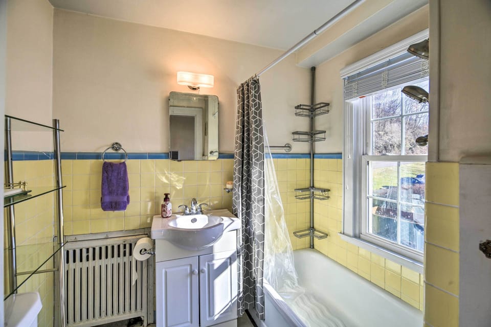 Full Bathroom | 2nd Floor