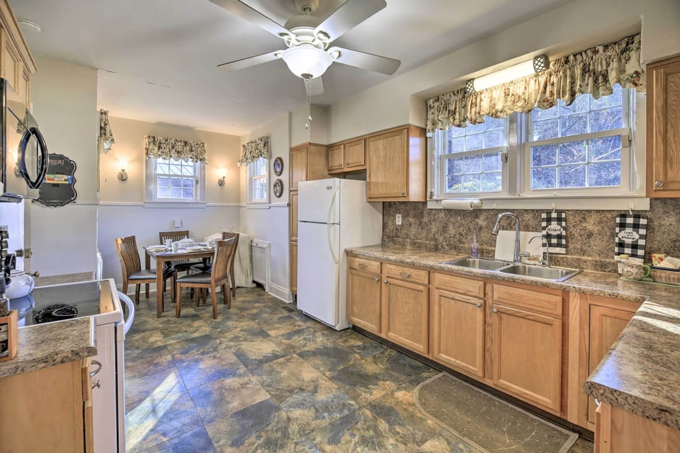 Kitchen | 1st Floor | Dining Table | Cooking Basics | Coffee Makers | Toaster