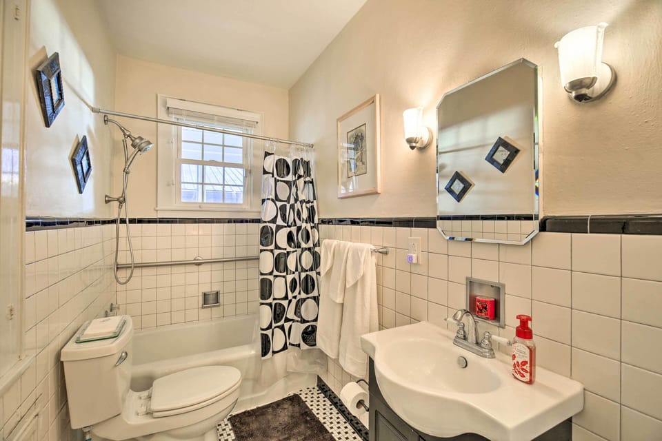 Full Bathroom | 1st Floor | Complimentary Toiletries | Towels Provided