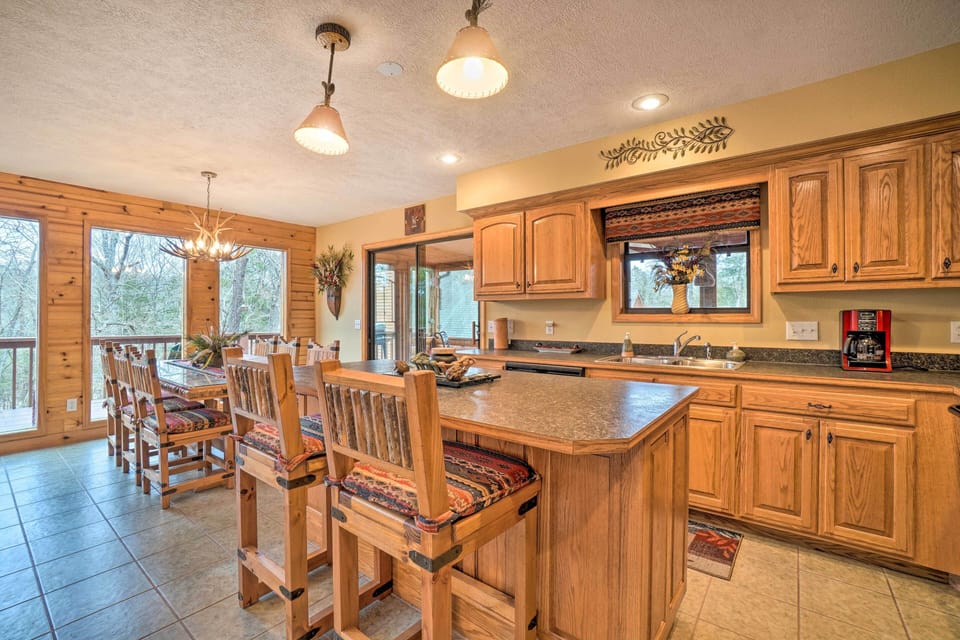 Kitchen & Dining Area | Open Floor Plan | Free WiFi
