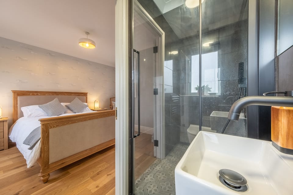 Ground floor: Master en-suite