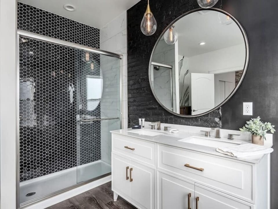Stylish bathroom design! Modern features and a luxurious shower await.