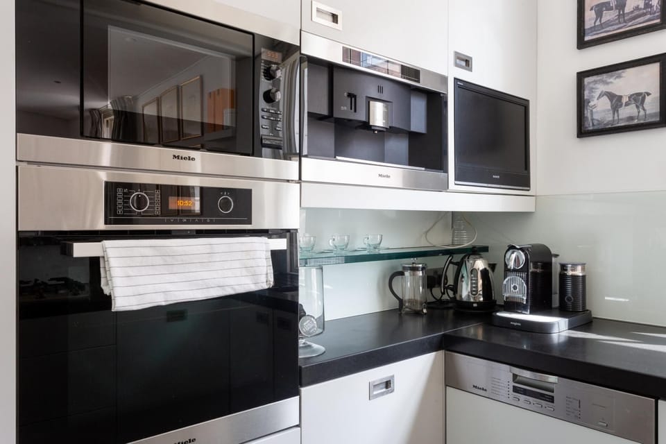 House (5 Bedrooms) | Private kitchen | Fridge, microwave, oven, highchair
