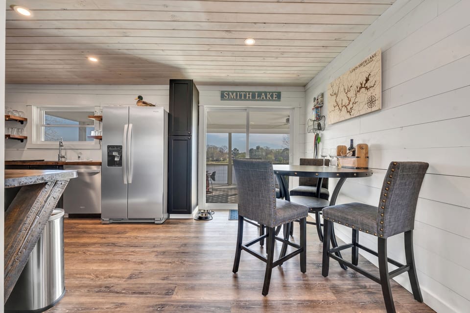 Dining area looking out to the lake. 