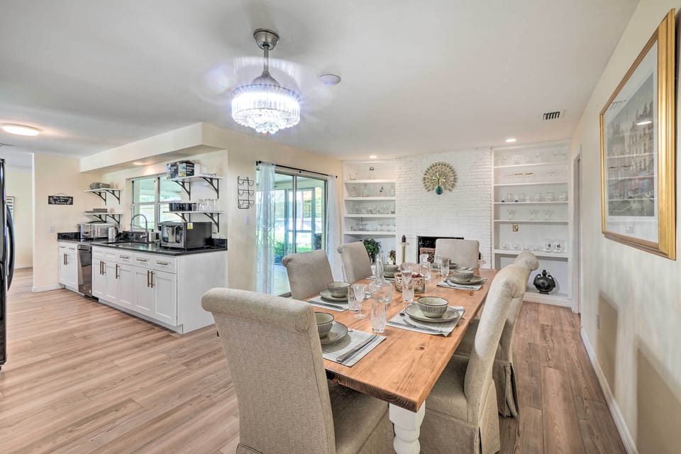 Dining area for 6 overlooking fireplace and backyard