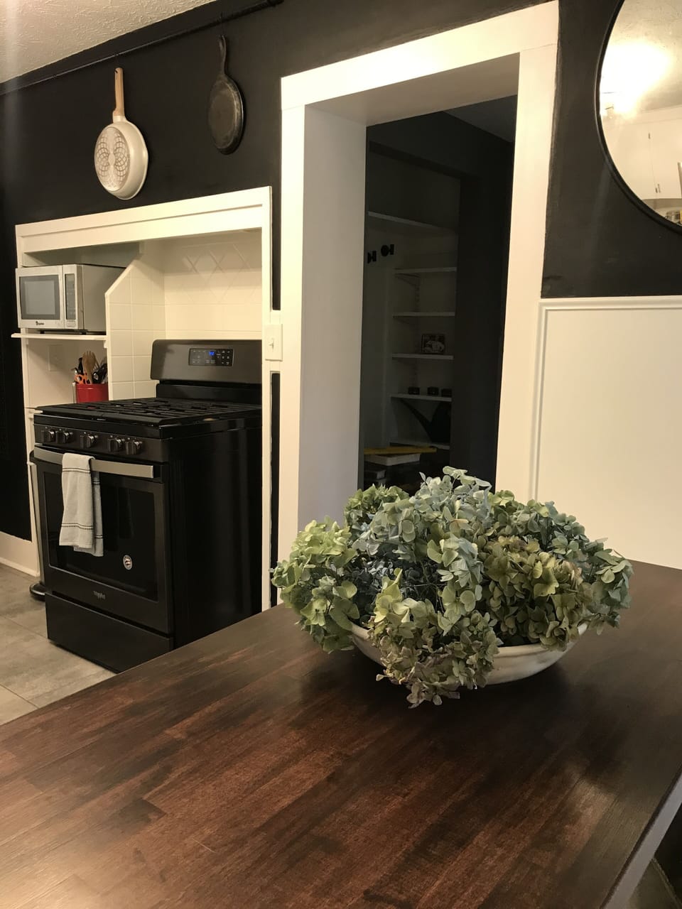 Beautiful kitchen with all you need to start your meals.