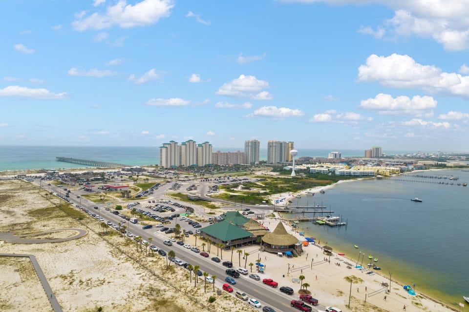 Restaurants walking distance from Top Dawg.  Volleyball, jet ski , kayak rental.