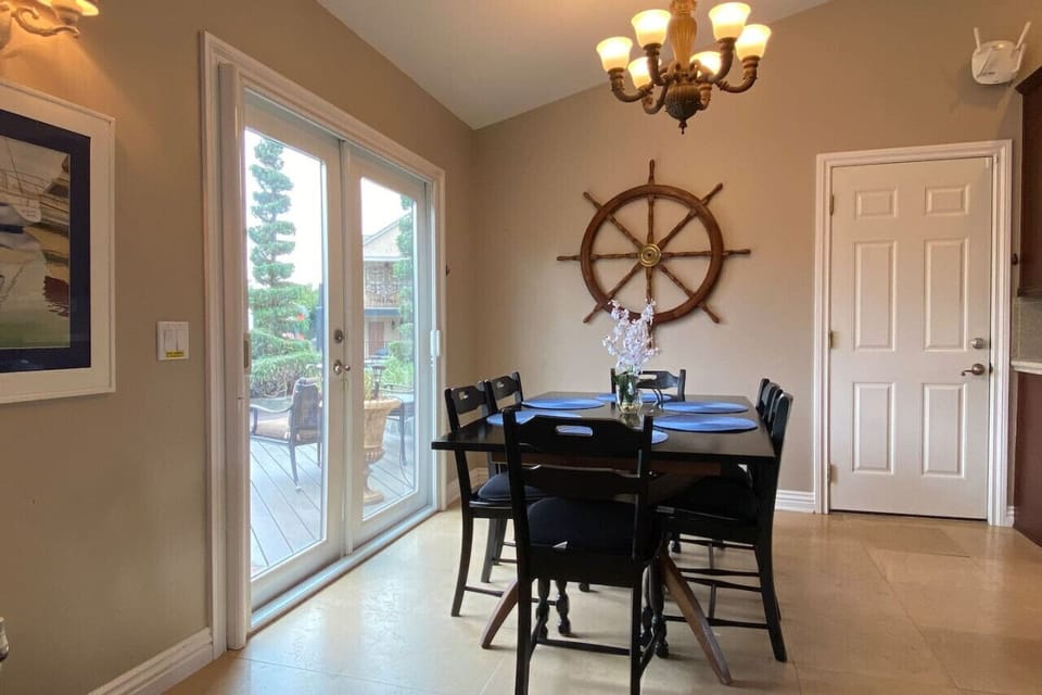 Kitchen table seats 6 people