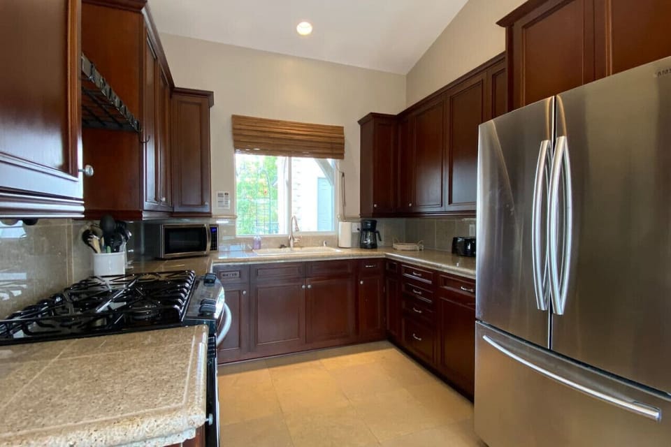 Full kitchen