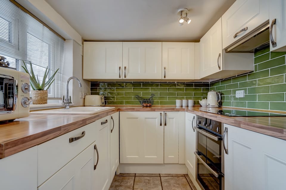 Fully fitted kitchen