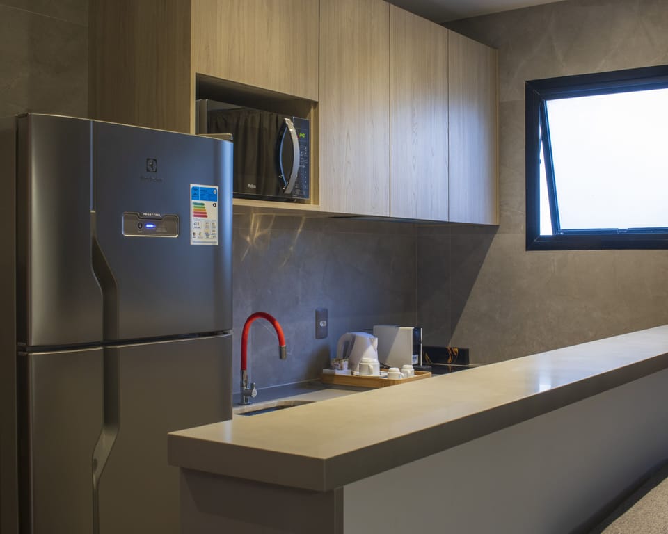 Deluxe com Varanda | Private kitchenette | Fridge, microwave, espresso maker, cookware/dishes/utensils