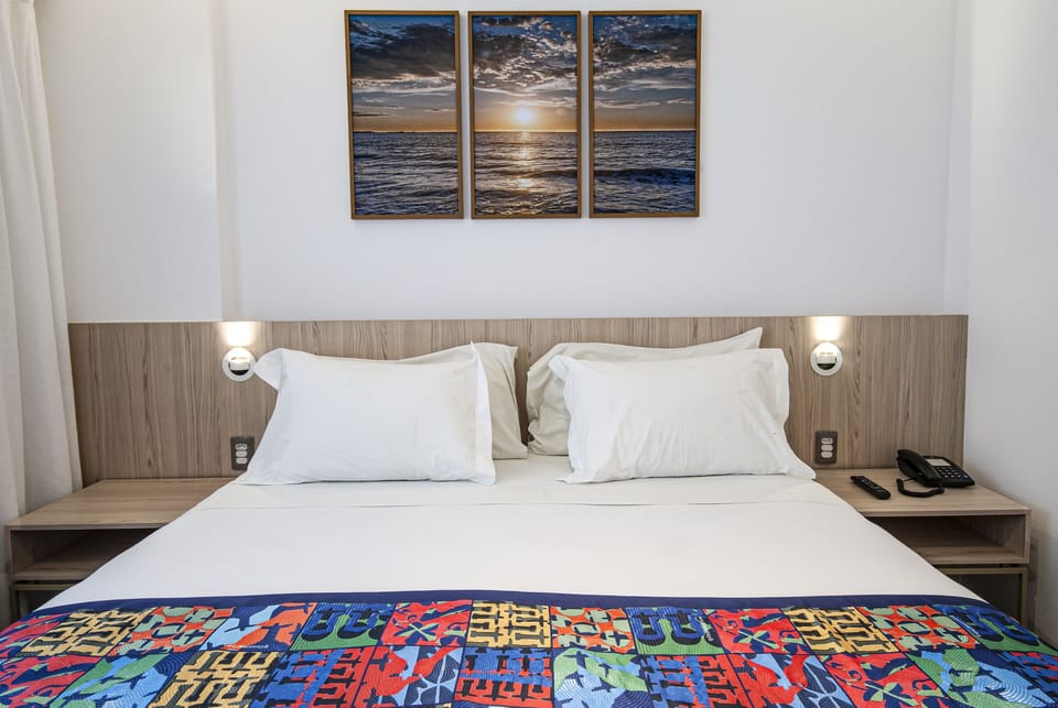 Deluxe Plus com Varanda | 1 bedroom, in-room safe, desk, soundproofing