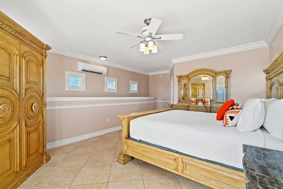 3rd Floor Loft With King Bed and Bathroom