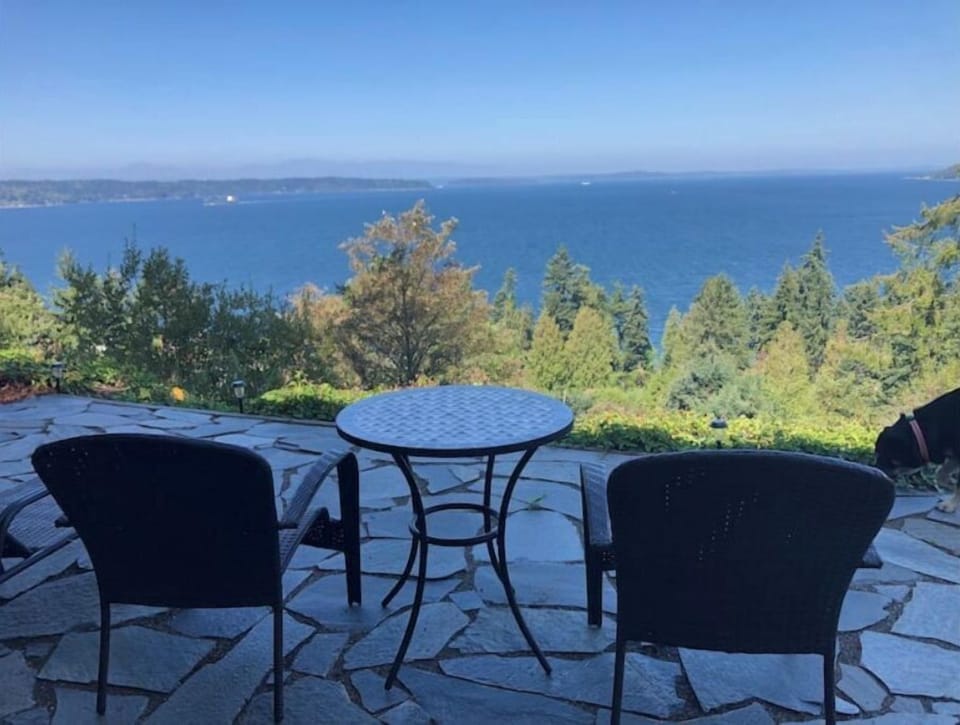 out door furniture, there is one lounge chair but not shown in this picture