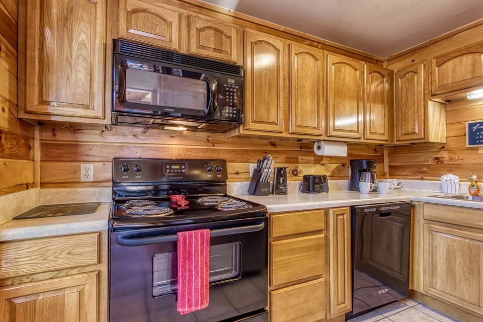 Well stocked kitchen w/ pots, pans, utensils