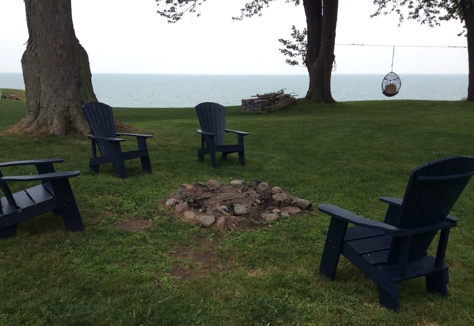 Fire pit with seating, 100 ft treed lot overlooking lake and bluff view. Quiet. 