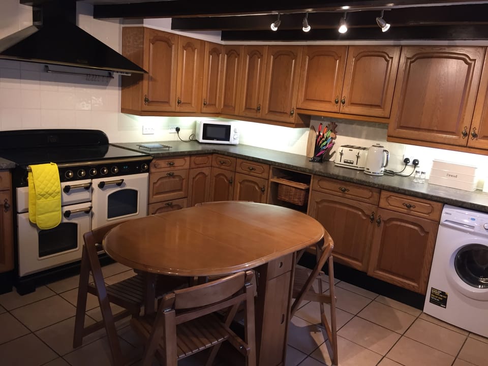 Family Cottage, Ensuite | Private kitchen | Coffee/tea maker, electric kettle