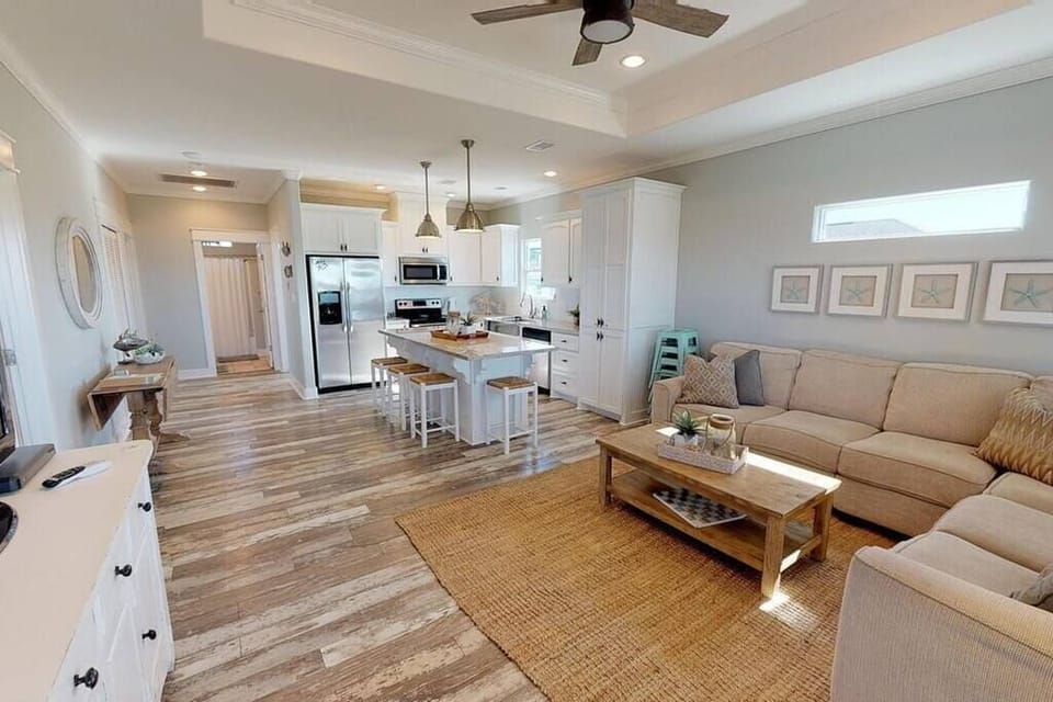 Open concept Living and Kitchen (2)