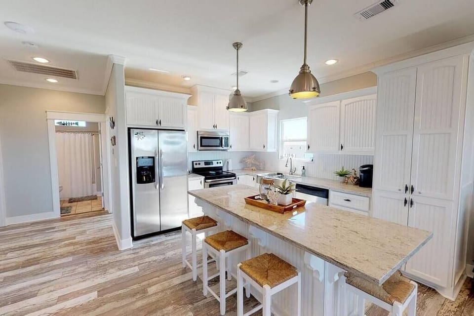 Open concept Living and Kitchen (3)