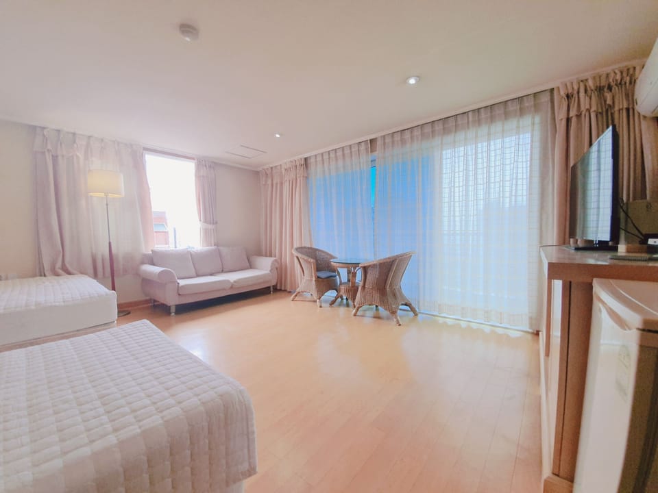 Room | Desk, free WiFi