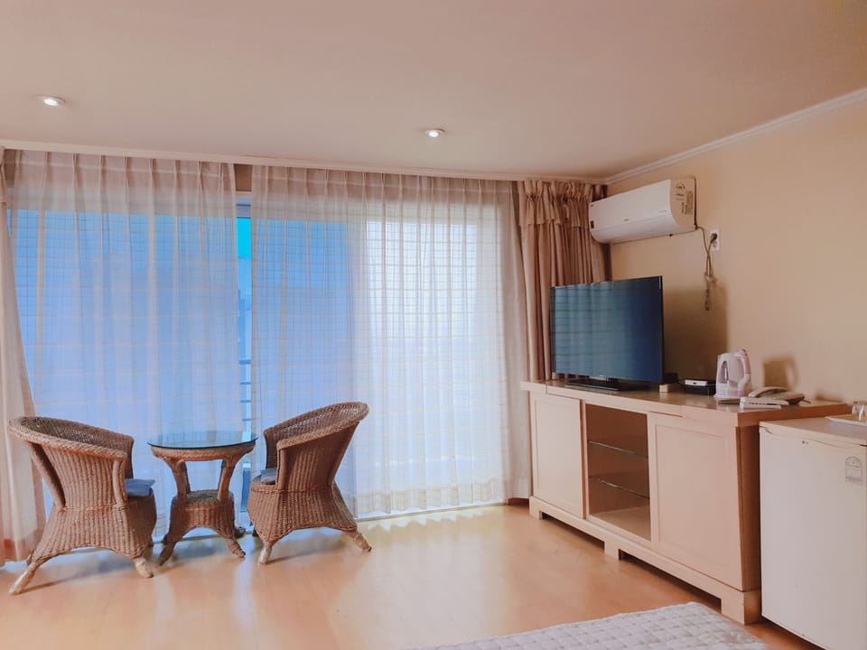 Room | Desk, free WiFi