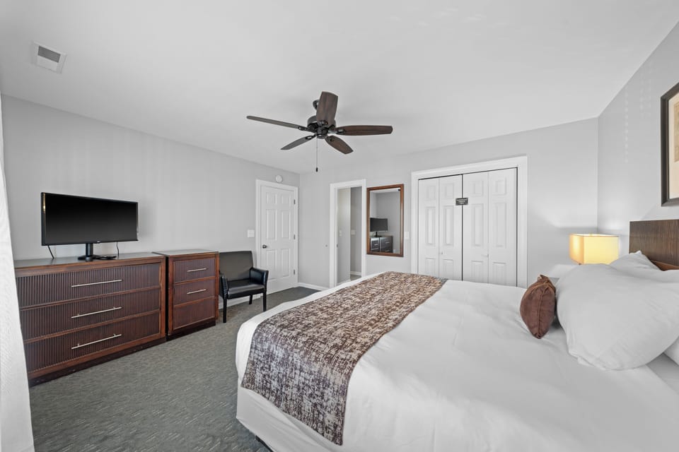 Deluxe Suite, 2 Double Beds | Bathroom | Combined shower/tub, free toiletries, hair dryer, towels