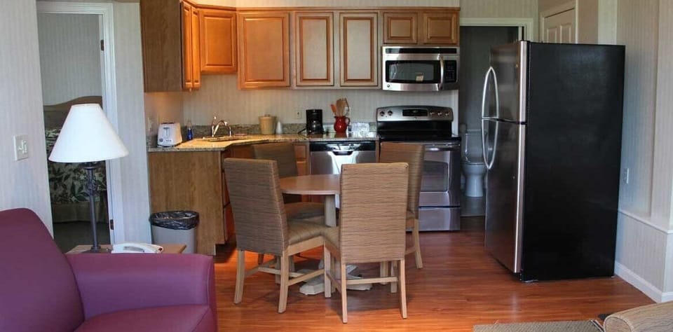 Studio 2 Queen Beds, Full Kitchen | Pillowtop beds, soundproofing, iron/ironing board, free WiFi