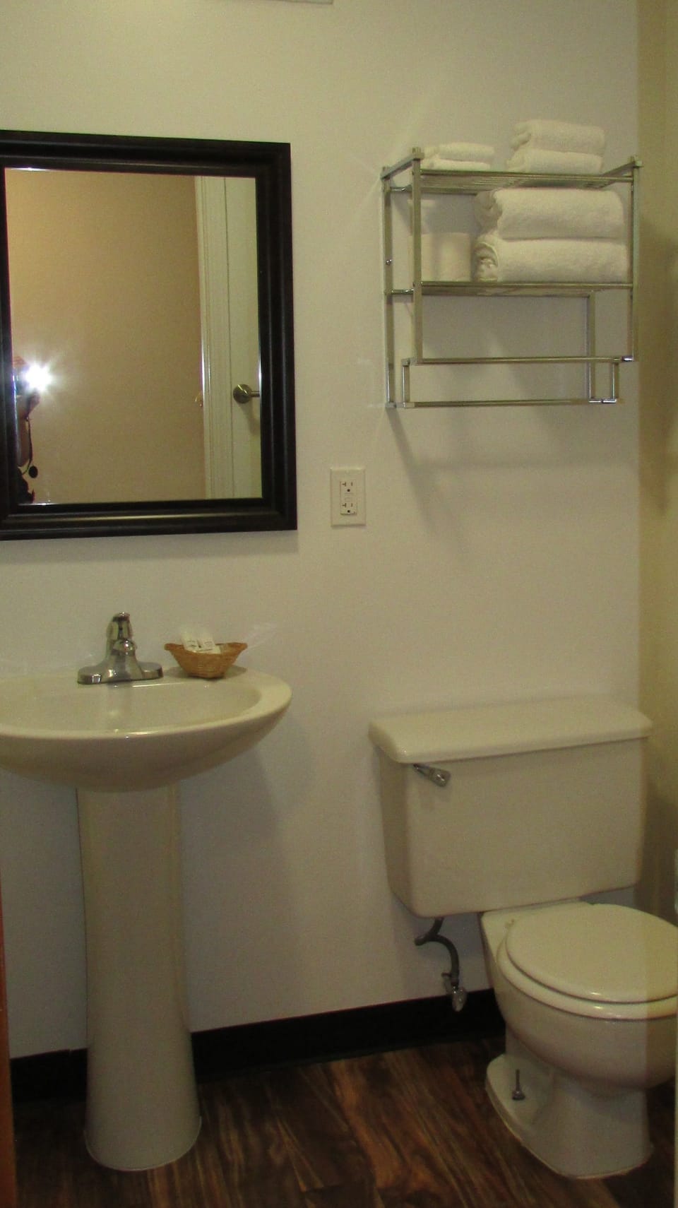 Combined shower/tub, hair dryer, towels