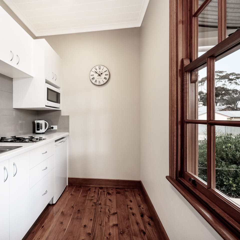 Premium Studio | Private kitchen | Stovetop, dishwasher, electric kettle, toaster