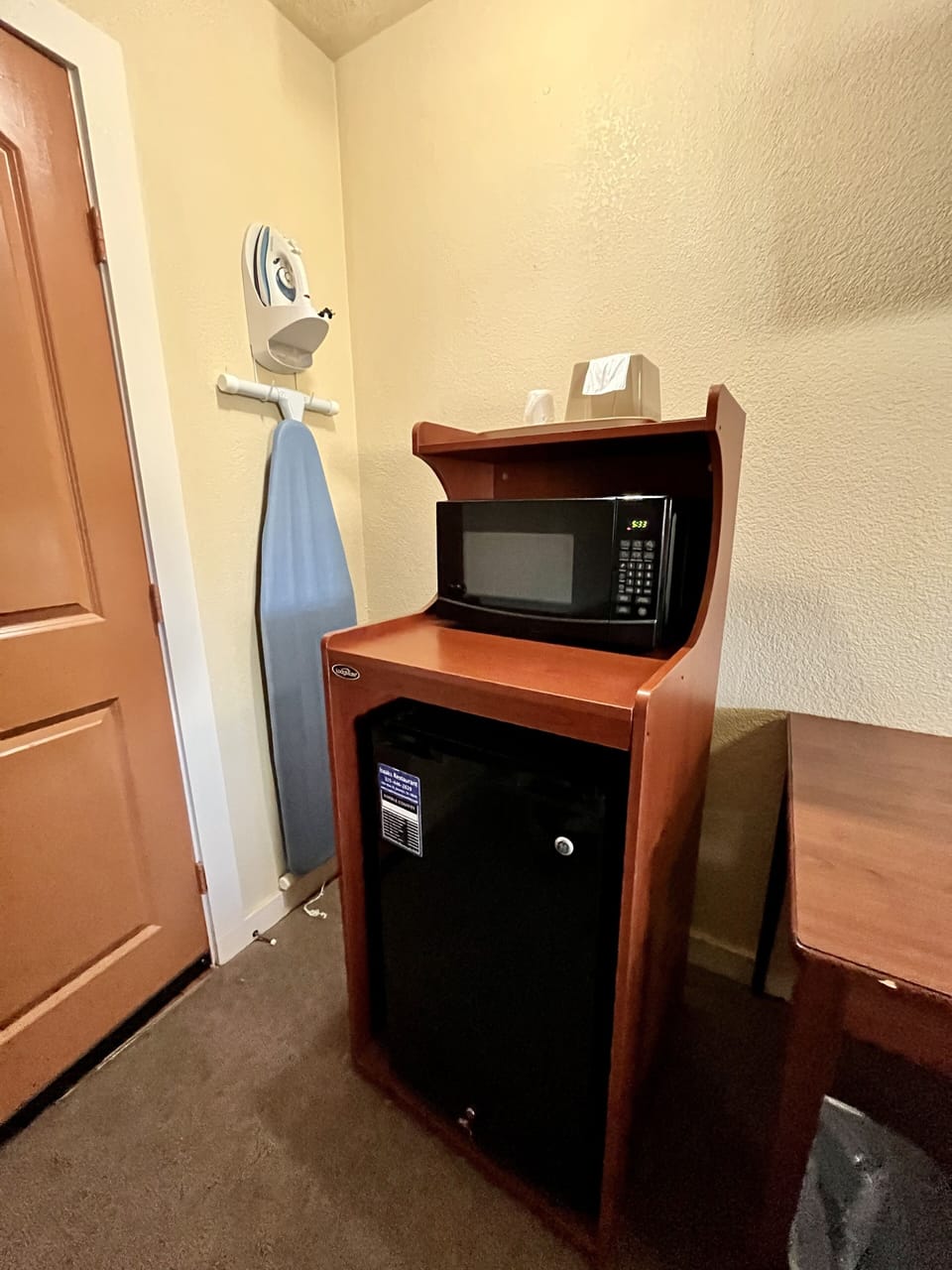 Deluxe Room, 1 King Bed, Non Smoking | In-room dining