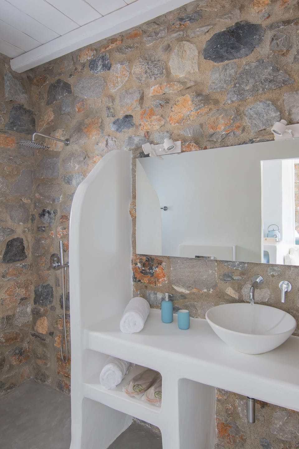 Traditional Studio Suite | Bathroom | Shower, rainfall showerhead, hair dryer, slippers