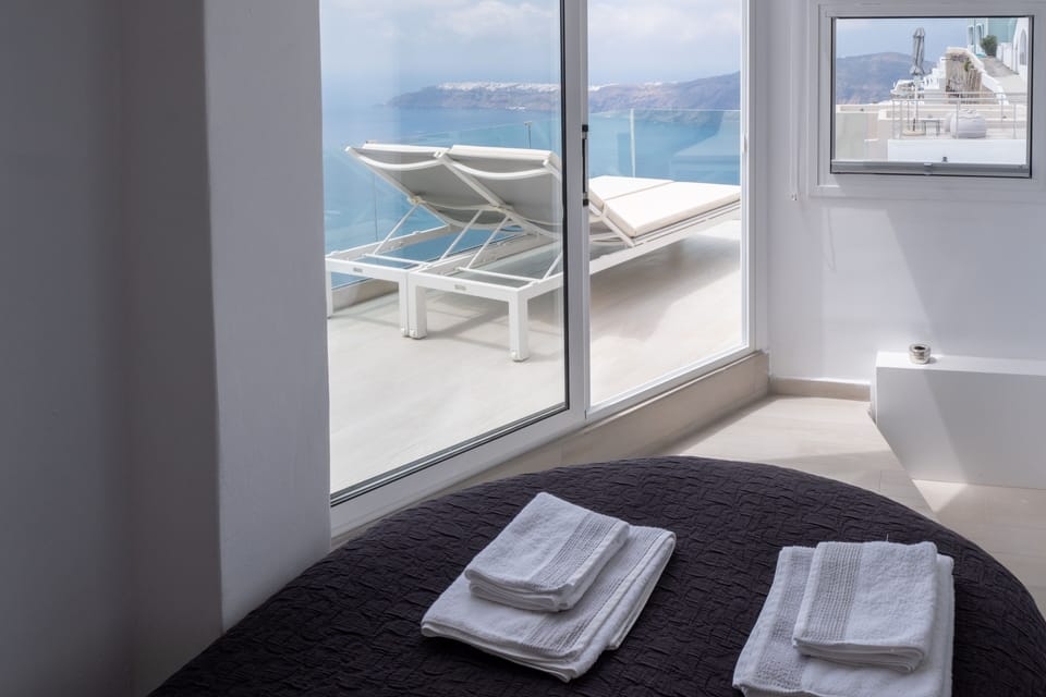 Deluxe Double Room, 1 Double Bed, Sea View | In-room safe, individually decorated, individually furnished