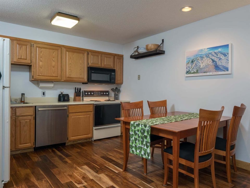 Dining/kitchen area