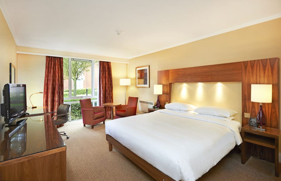 In-room safe, laptop workspace, blackout drapes, iron/ironing board