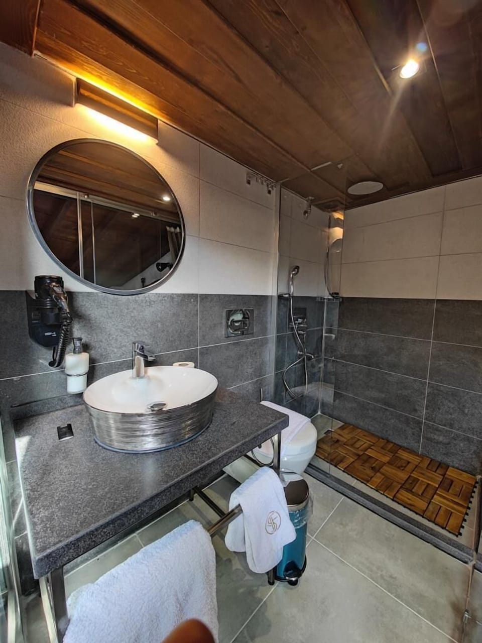 Standard Double or Twin Room | Bathroom | Shower, hair dryer, bathrobes, towels