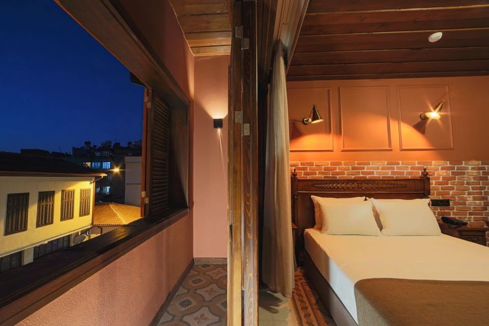 Minibar, laptop workspace, free WiFi, bed sheets