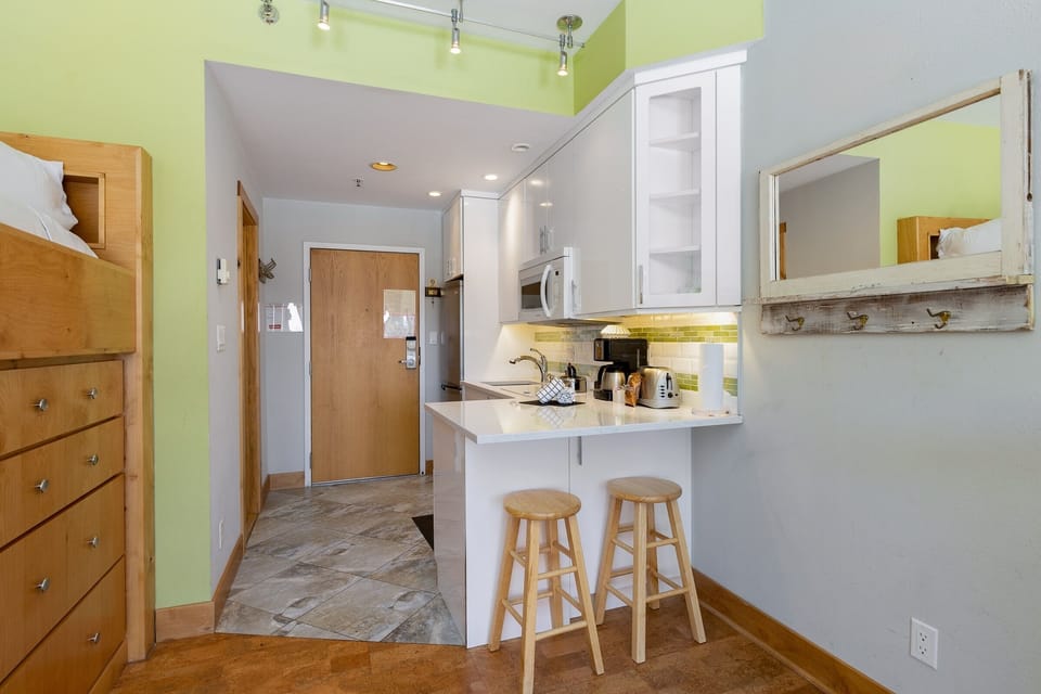 Studio | Private kitchen | Coffee/tea maker, fridge, microwave, dishwasher