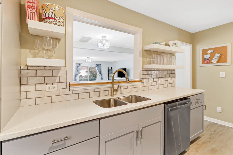 591 Queens Grant | Modern Kitchen w/ stainless steel appliances - 591 Queens Grant | Modern Kitchen w/ stainless steel appliances