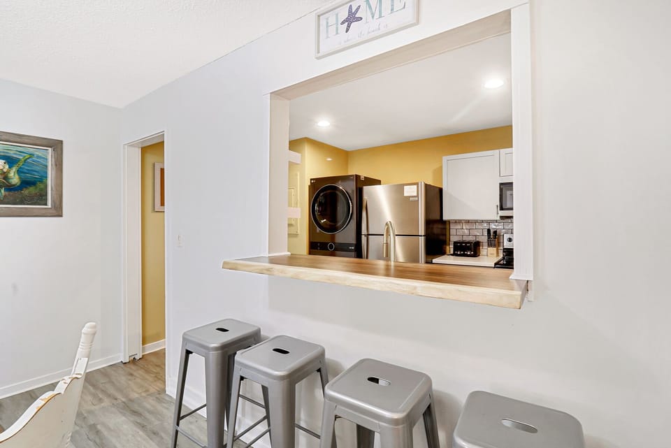 591 Queens Grant | Dining table w/ seating for 4 & 4 barstools - 591 Queens Grant | Dining table w/ seating for 4 & 4 barstools